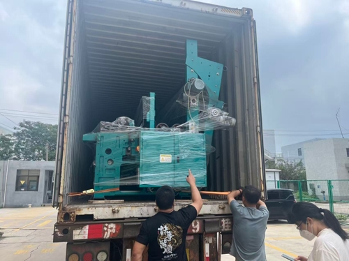 Ceres Machinery wysyła wiele maszyn do nożyc do dywanów do Indii i Egiptu